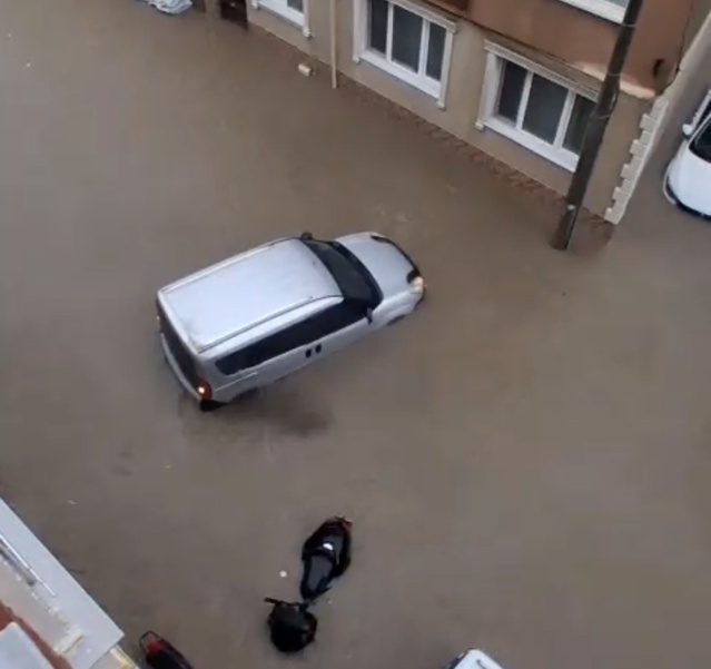 Susurluk'ta sağanak, hastane ve belediyede su baskını tehlikesine yol açtı