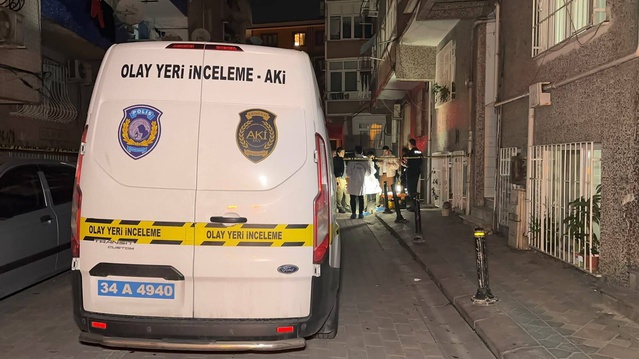 Zeytinburnu'nda ihbar edilen adreste polise ateş açan şüpheli bacağından yaralandı