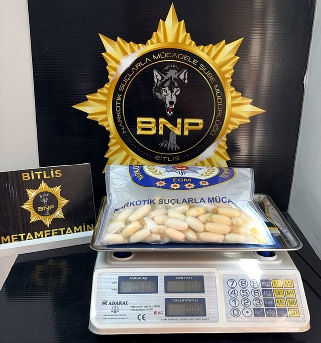 Tatvan'da yakalanan yabancı uyruklu şüphelinin midesinden 608 gram uyuşturucu çıktı
