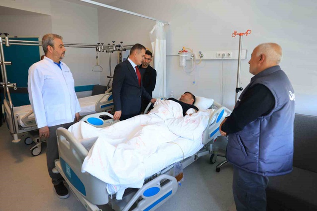 Menteşe'de kazada yaralanan muhtarı Muğla Valisi Akbıyık hastanede ziyaret etti
