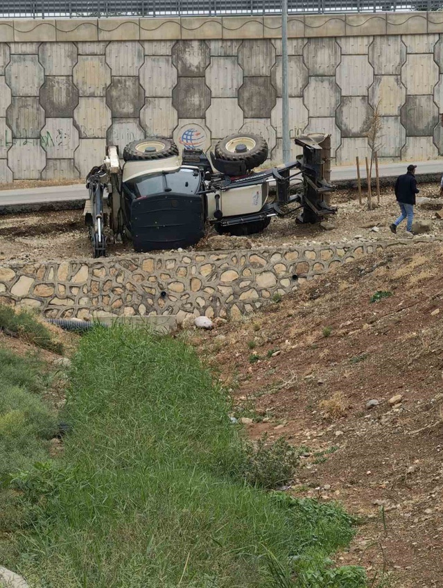 Batman'da iş makinesi yol kenarına devrildi, sürücüsü hastaneye kaldırıldı