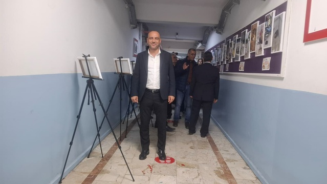 İzmir Selçuk'ta İsabey İlkokulu öğrencileri fotoğraf satışıyla barınağa destek oldu