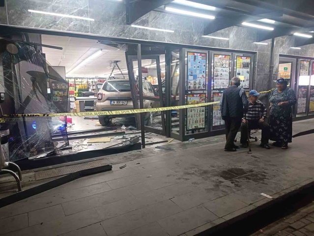 Bartın Ulus'ta 81 yaşındaki sürücü park isterken markete girip maddi hasara yol açtı