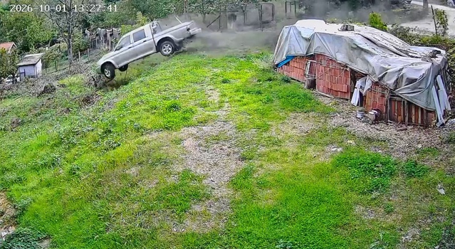 Karabük Yenice'de kontrolden çıkan kamyonet bahçeye uçtu, 3 kadın ölümden döndü