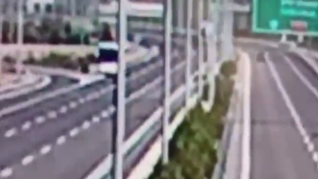 Akhisar'da kavşağı kaçırdığı belirtilen otobüs geri giderken tıra çarptı; 11 ölü var