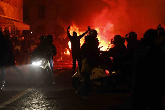 Fransa'da Sarı Yelekliler protestolarında 1 ölü, 1800 gözaltı