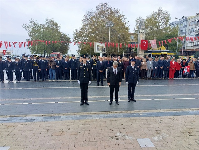 Yalova Çınarcık'ta Cumhuriyet'in 103. yılı için düzenlenen törende çelenk sunuldu