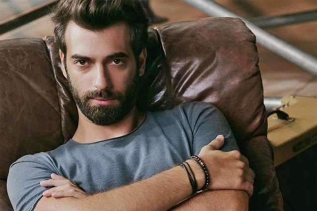 Ünlü oyuncu İlker Kaleli’den Ajda Pekkan şarkısına rock yorumu