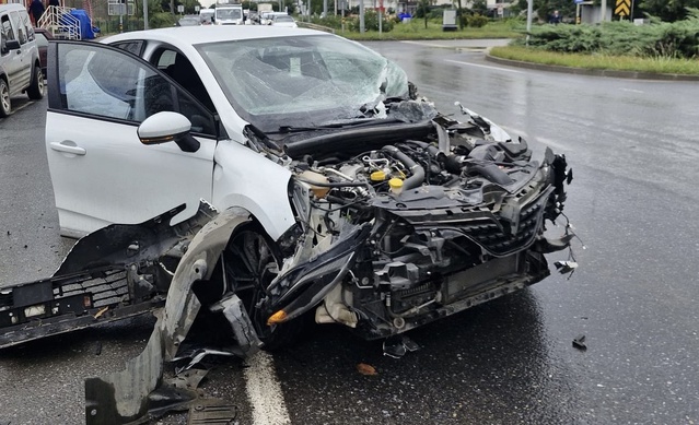 Samsun Atakum'da kırmızı ışık ihlali kazasında 5 kişi yaralandı, görüntüler çıktı