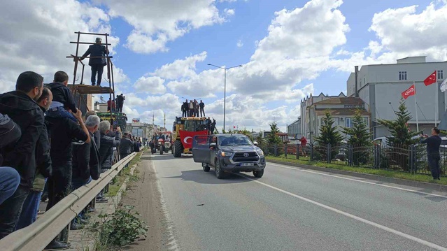 Samsun Bafra'da çeltik üreticileri 600 traktörle alım fiyatı için konvoy oluşturdu