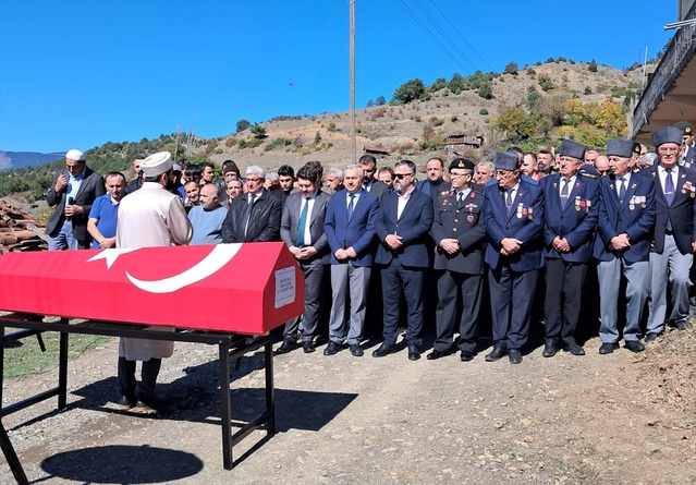 Kıbrıs gazisi Selver Uslu, Kastamonu Araç'ta son yolculuğuna uğurlandı