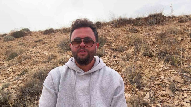 Sivas Gürün'de porsuk yuvasındaki Kangal yavrularını çobanlar elleriyle besliyor