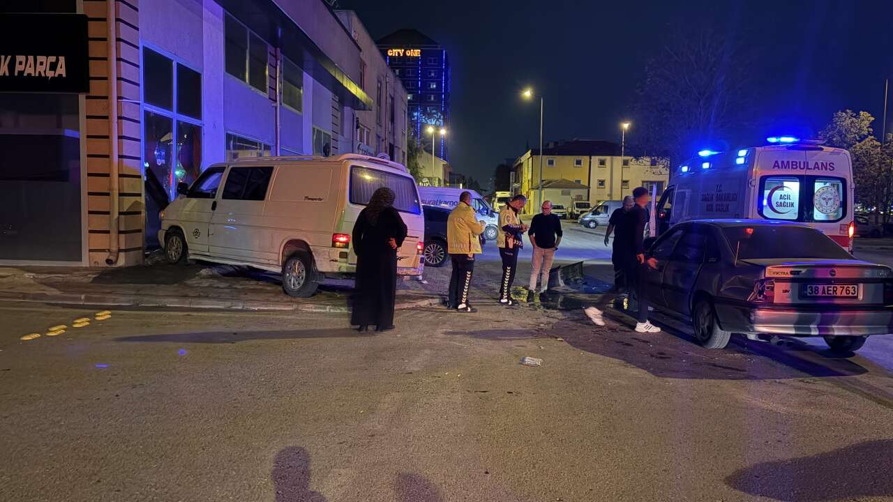 Kayseri'de otomobil ile minibüs çarpıştı