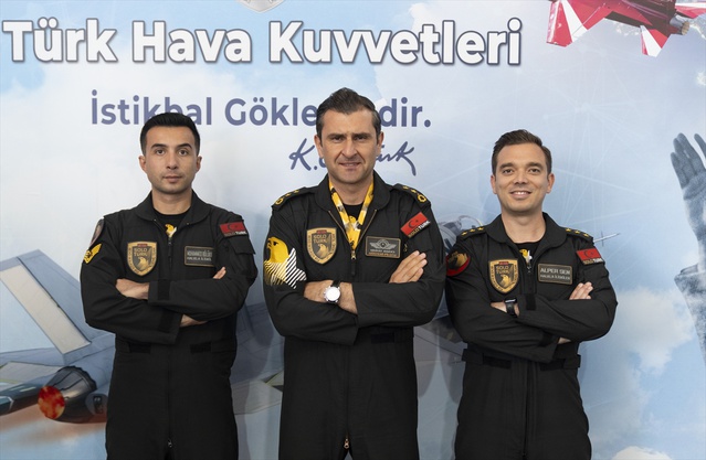 TEKNOFEST Şanlıurfa'da SOLOTÜRK lideri Bakıcı gençlerin pilotluk hayaliyle duygulandı