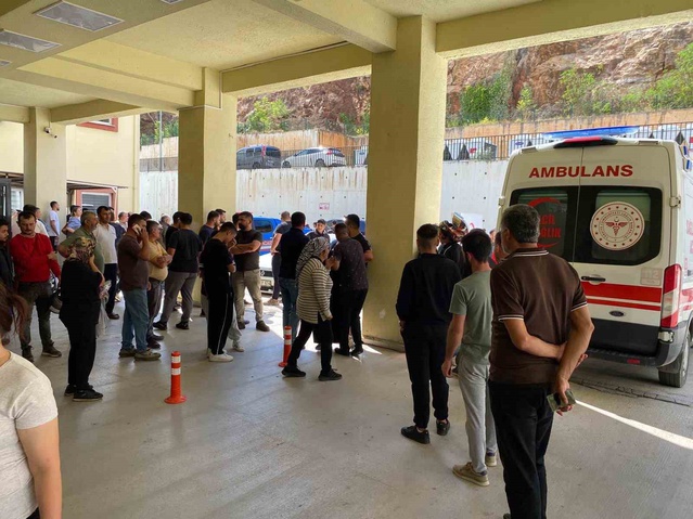Antalya Gazipaşa'da iş makinesine sıkışan 15 yaşındaki çocuk ağır yaralı sevk edildi