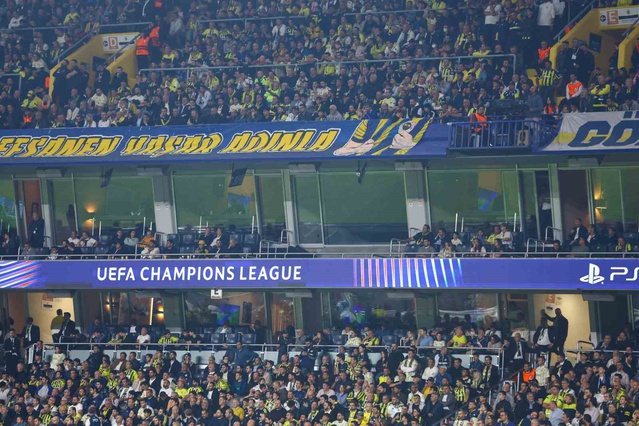 Fenerbahçe 2-0 öndeyken Slavia Prag'la 2-2 biten maçta taraftar Kartal'ı istifaya çağırdı