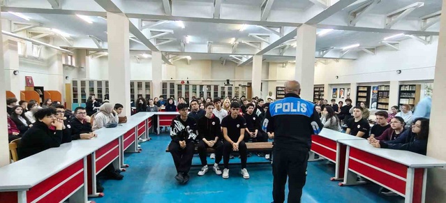 Afyonkarahisar'da polis, lise öğrencilerine 112 ve siber zorbalığı anlattı