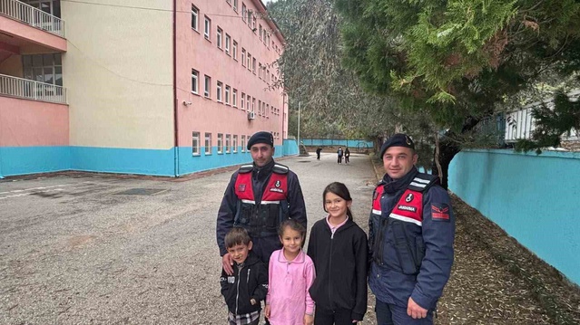 Bilecik'te jandarma okul çevrelerinde denetim yaptı, servis araçları kontrol edildi