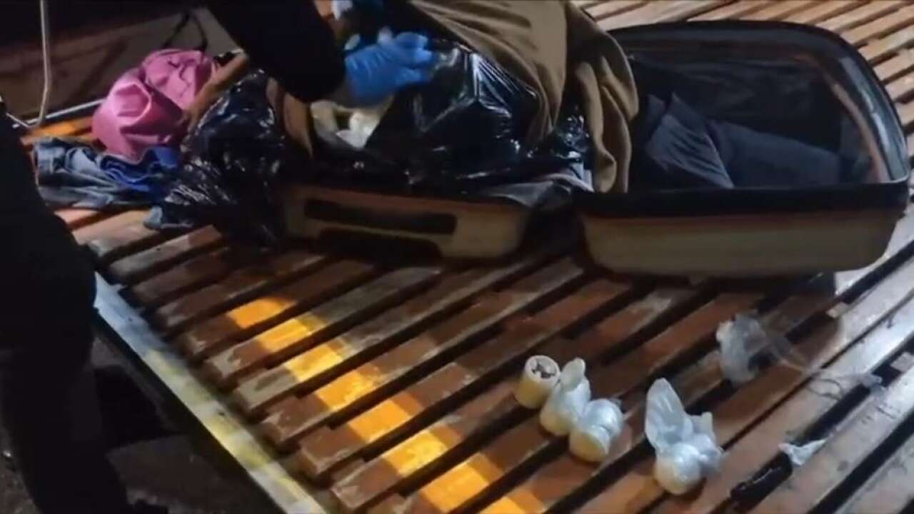 Kazağın içine gizlenmiş 15 bin yasaklı madde ele geçirildi
