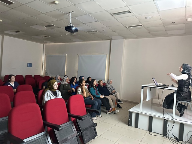 Batman Kozluk'ta Dr. Kahraman ebelere doğum sonrası kanama yönetimini anlattı