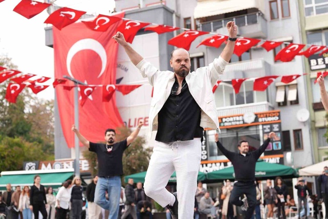 Kocaeli'de 41 kişi zeybek oynayarak Cumhuriyet'in 103. yıl dönümünü kutladı