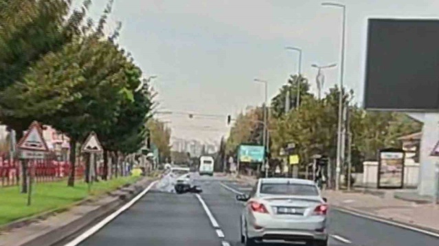 Kayseri Melikgazi'de otomobille çarpışan motosikletin sürücüsü havaya savruldu