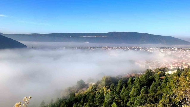 Muğla Menteşe'de yağış sonrası sis kenti kapladı, kartpostallık görüntüler oluştu
