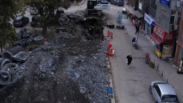 İstanbul Eyüpsultan'da altyapı çalışmasında kısmi göçük oluştu, çevre esnafı tepkili
