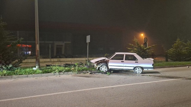 Samsun Bafra'da bariyerlere çarpan otomobilin 20 yaşındaki sürücüsü yaralandı