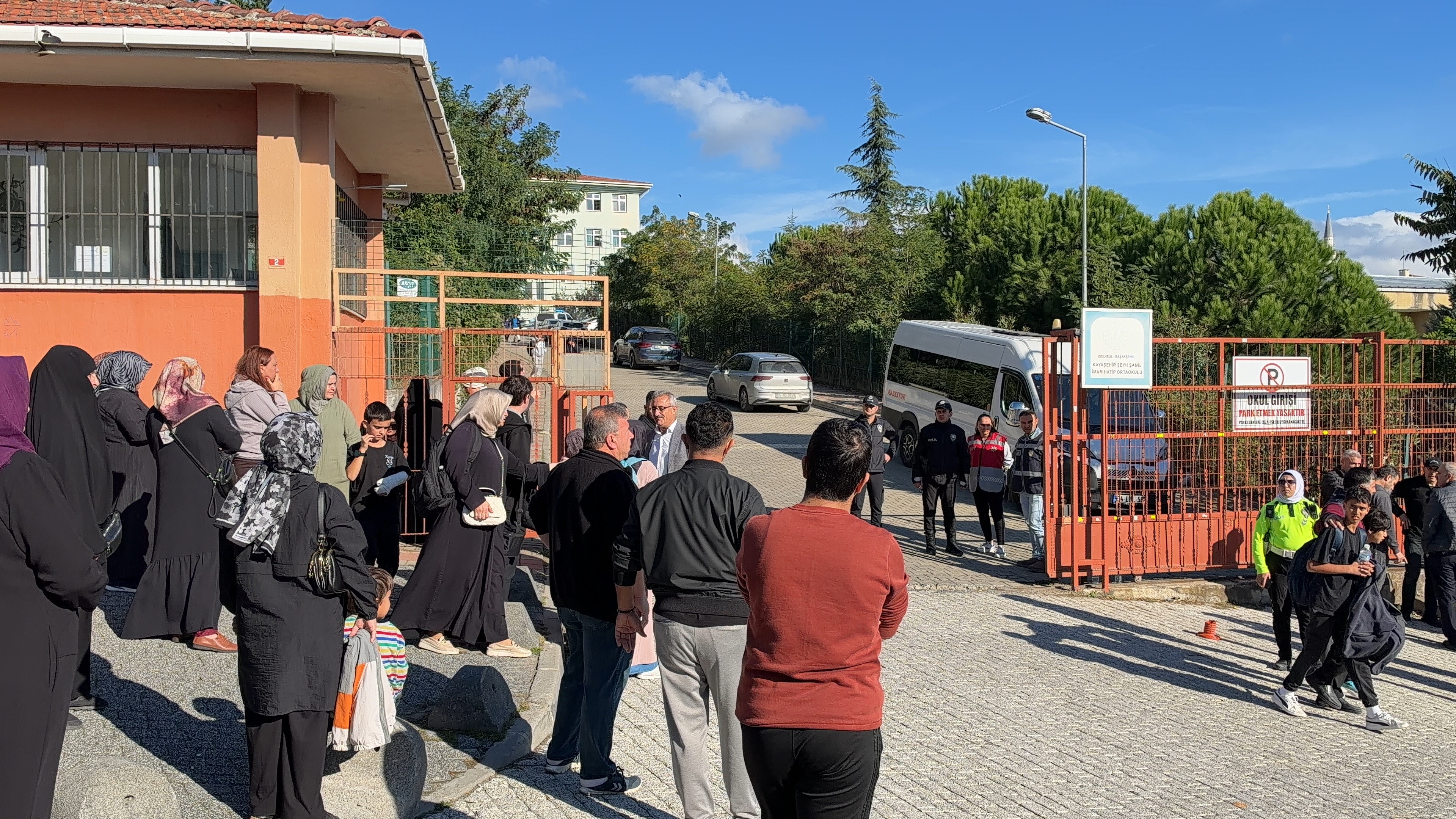 Başakşehir'de ortaokulda bıçaklı saldırı. Bir can kaybı, 7 öğrenci yaralı