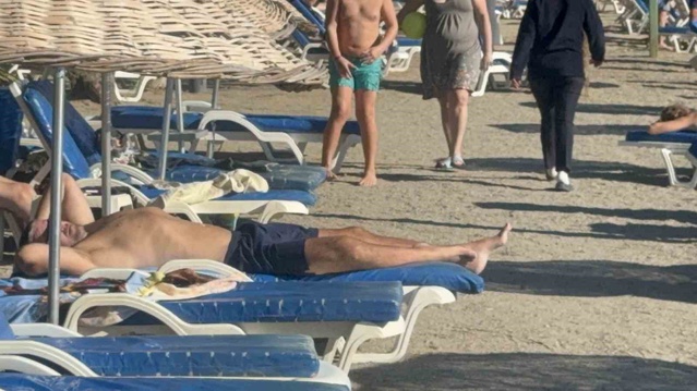 Bodrum'da termometreler 32 dereceyi gösterdi, turistler sahillerde denize girdi