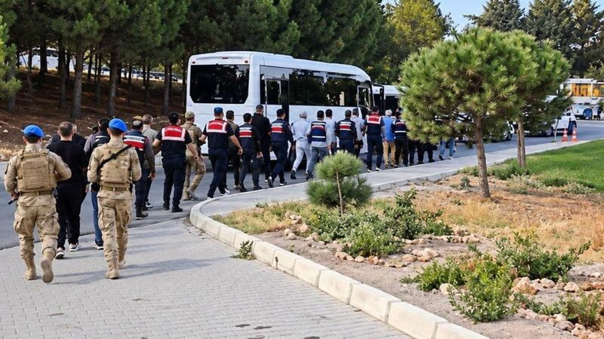 Suç örgütü operasyonu: 12 gözaltı