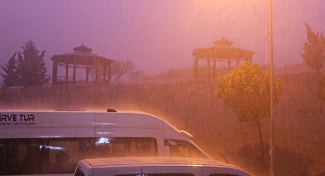 Meteoroloji uyarısının ardından Elazığ'da sağanak etkili oldu, sokaklarda su birikti