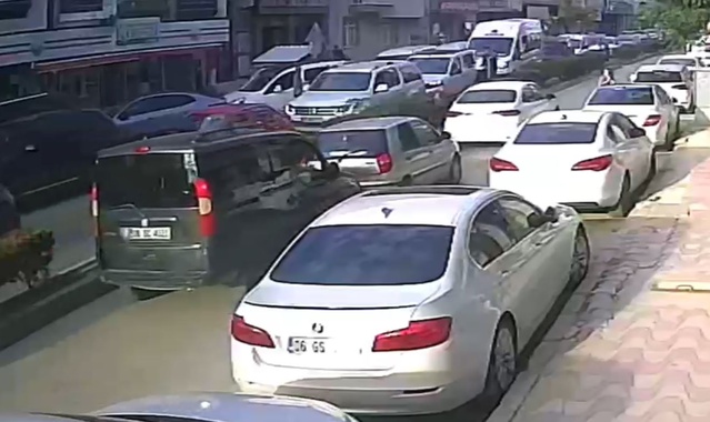 Polatlı'da yola çıkan çocuk için duran araca arkadan gelen otomobil çarptı