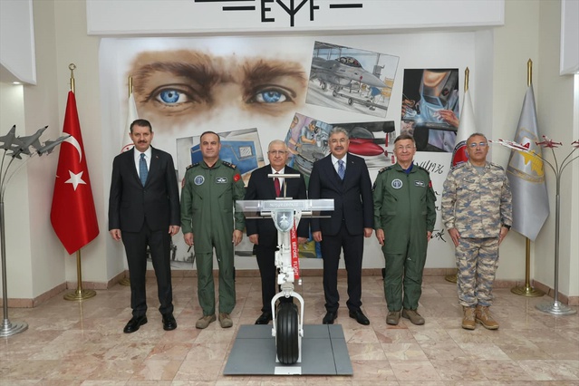 Bakan Güler Eskişehir'deki 100. yıl töreninde Hava Kuvvetleri Komutanıyla birlikteydi