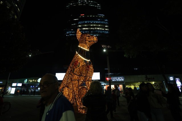 Meksiko'da Paseo de la Reforma Caddesi Ölüler Günü öncesi ışıklandırıldı