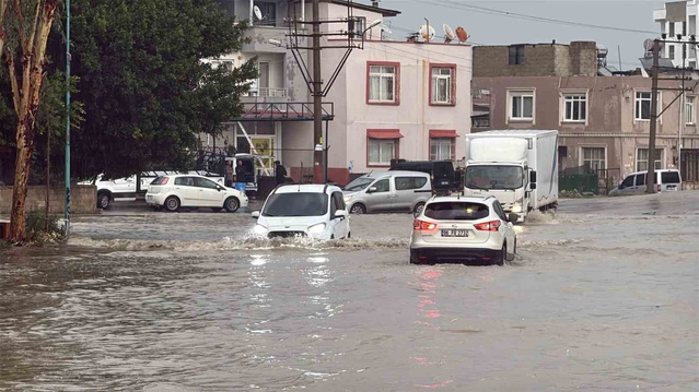 Tarsus'ta sağanak hayatı zorlaştırdı, muhtar öğrenciyi kucağında evine götürdü