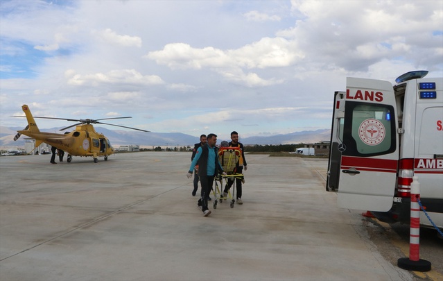 Kalp krizi şüphesiyle 65 yaşındaki hasta Oltu'dan helikopterle Erzurum'a ulaştırıldı