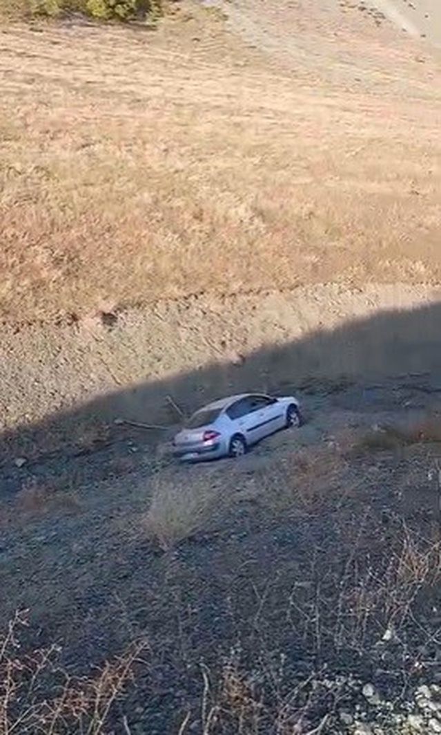 Elazığ Palu'da sürücü sumak toplarken otomobil dereye düştü, maddi hasar oluştu