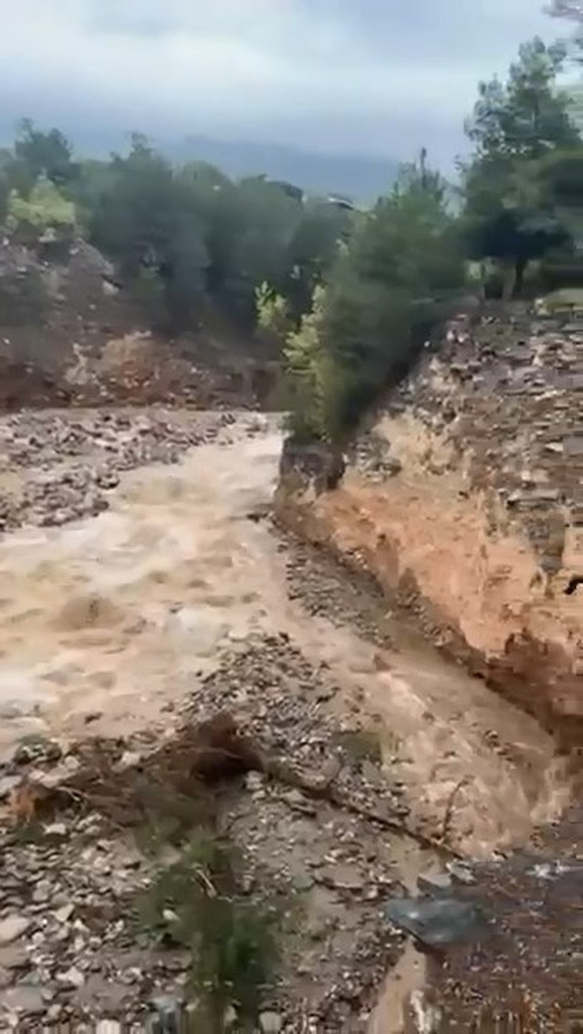 Bursa Cumalıkızık'ta sağanak sonrası heyelan kameraya yansıdı, yaralanan olmadı