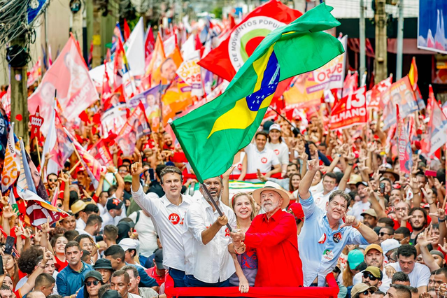 Brezilya'da ilk tur lideri Flavio Bolsonaro, Lula'yla 25 Ekim'de ikinci tura çıkıyor