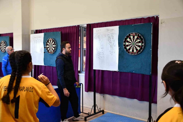 Afyonkarahisar'da hentbol, futsal, dart ve voleybol müsabakaları üç salonda başladı