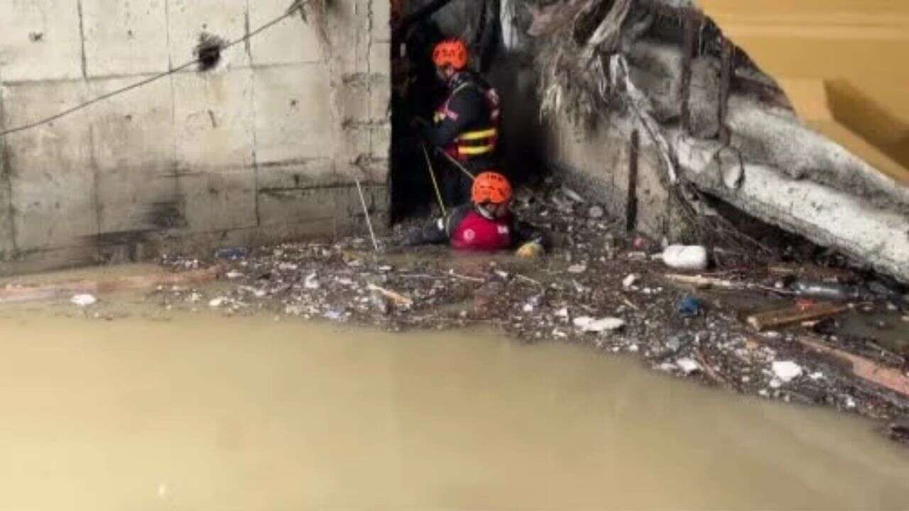 Selde sürüklenen araç köprü altına sıkışmış şekilde bulundu