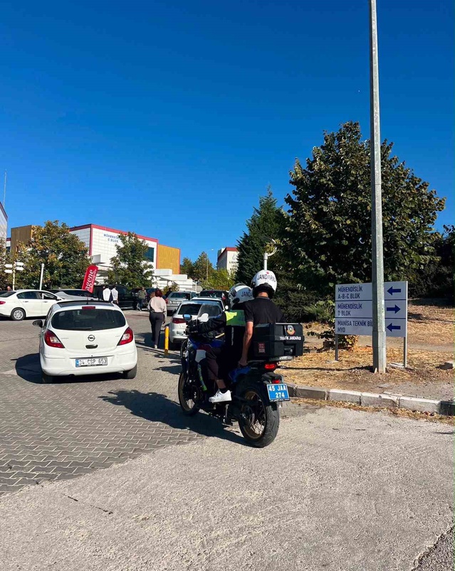 Manisa'da kimliğini yurtta unutan KPSS adayı jandarma timleriyle sınava yetişti
