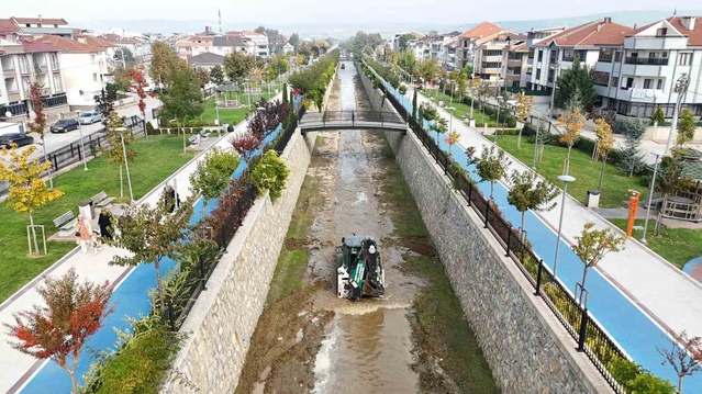 İnegöl Belediyesi, Kanal İnegöl'de sel riskine karşı temizlik çalışması başlattı