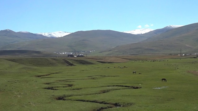 Ardahan'da yükseklere kar düştü, 3 bin rakımlı Cin Dağı ile Kısır Dağı beyazladı