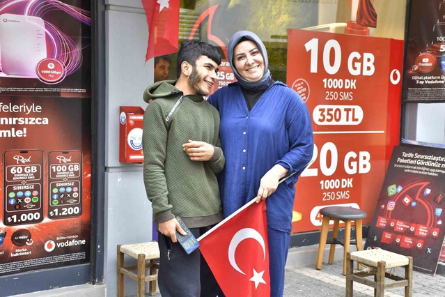 Bursa Yenişehir'de özel gereksinimli bireyler esnafa bayrak dağıttı