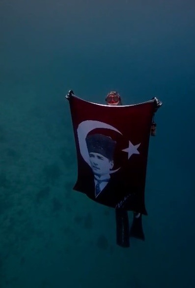 Akyaka'da Cumhuriyet'in 103. yılı, dalgıçların su altında açtığı bayrakla kutlandı
