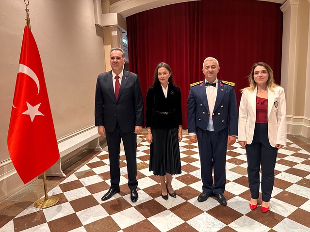 Stockholm'deki resepsiyonda Büyükelçi Karakoç Türkiye'yi ebedi köprü olarak niteledi