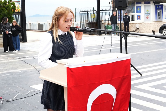 Yalova Çınarcık'ta 19 Ekim Muhtarlar Günü'nde iki muhtar Atatürk Anıtı'na çelenk sundu